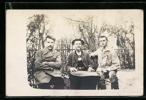 Foto-AK Zitherspieler mit Zigarette und zwei Männern