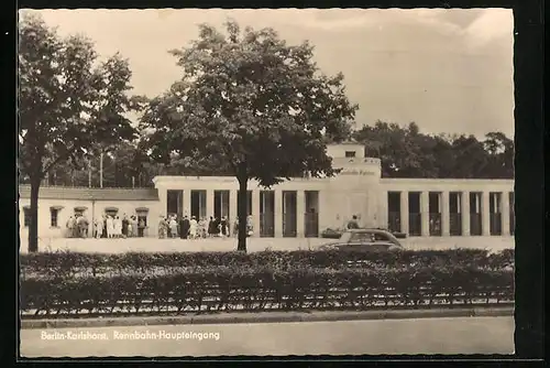 AK Berlin-Karlshorst, Rennbahn, Haupteingang mit Besuchern