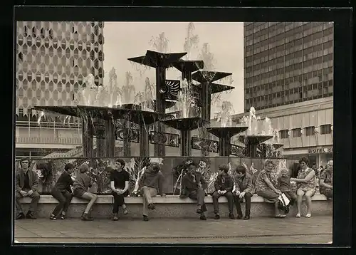 AK Berlin, Brunnen am Alexanderplatz und Hotel