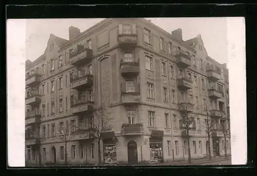 Foto-AK Berlin-Neukölln, Brusendorfer Strasse 19 Ecke Teupitzer Strasse (jetzt Braunschweiger Strasse)
