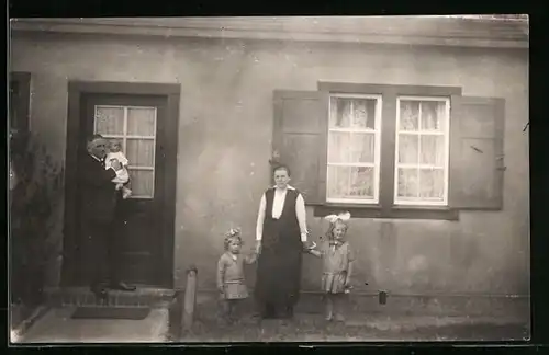 Foto-AK Berlin-Neukölln, Baracke Mariendorferweg, Familie an der Türe