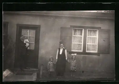 Foto-AK Berlin-Neukölln, Baracke Mariendorferweg, Bewohner an der Türe