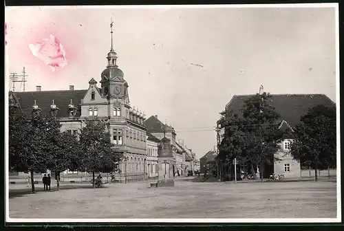 Fotografie Brück & Sohn Meissen, Ansicht Groitzsch, Strassenpartie am Marktplatz mit dem Rathaus