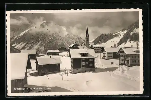 AK Mittelberg im Kl. Walsertal, Ortspartie mit Kirche im Schnee