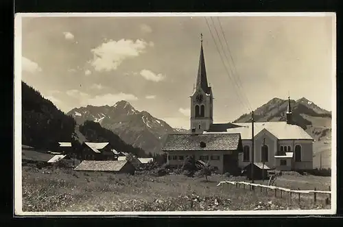 AK Riezlern, Panorama mit Kirche und Widderstein