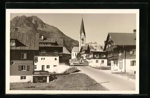 AK Mittelberg /Kleinwalsertal, Strassenpartie mit Kirche und Widderstein