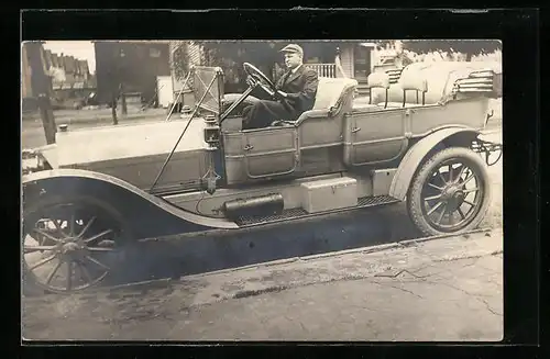 Foto-AK Fahrer eines rezenten Automobils