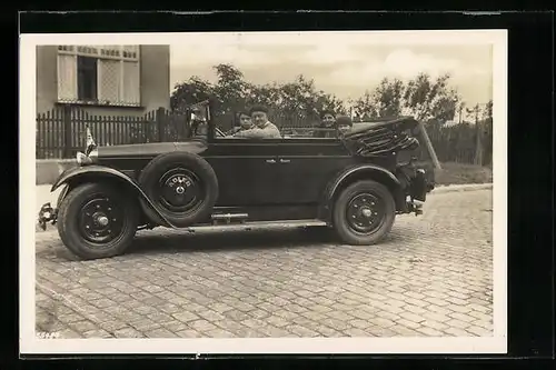 Foto-AK Passanten in einem Automobil der Adler-Werke, 1929