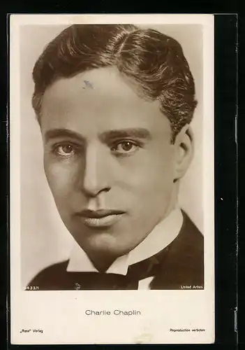 AK Schauspieler Charlie Chaplin mit weissem Kragen