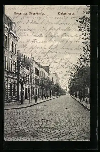 AK Neumünster, Kielerstrasse mit Passanten