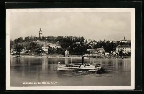 AK Wallsee an der Donau, Ausflugsdampfer mit Stadtblick