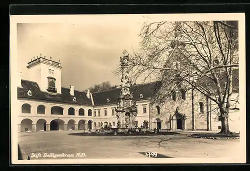 AK Heiligenkreuz, Hofansicht des Stifts