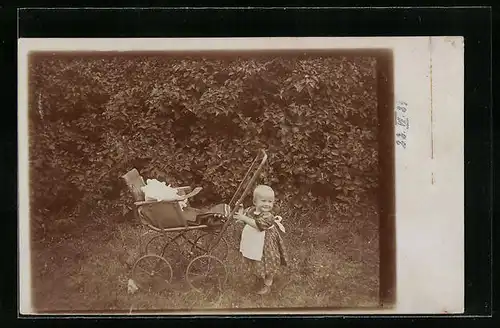 AK Kleinkind im Garten mit ihrem Kinderwagen