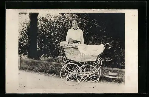 AK Mutter im Garten mit dem Kinderwagen und ihrem Baby