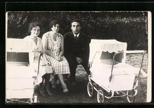 AK Mann mit zwei Müttern und ihren Kinderwagen