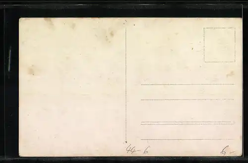 AK Mutter steht neben ihrem Kinderwagen mit dem Baby darin