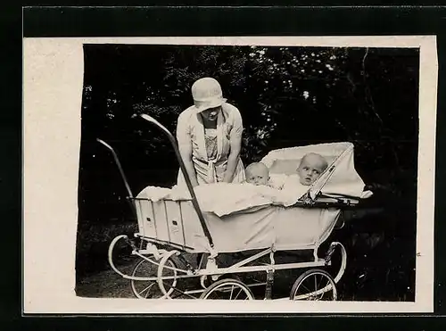 AK Mutter mit Zwillingen in ihrem Kinderwagen