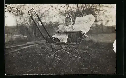 AK Kinderwagen mit einem kleinen Wonneproppen darin