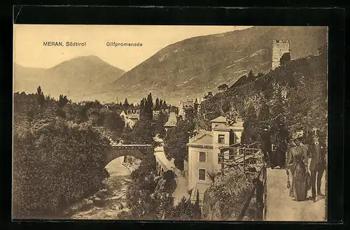 AK Meran, Passanten auf der Gilfpromenade, Blick zur Kirche