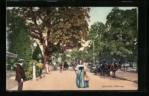 AK Interlaken, Höheweg mit Pferdekutsche und Spaziergängern