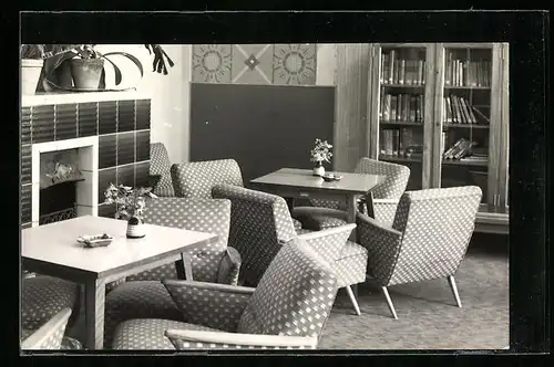 AK Schwerin i. M., Hausinneres mit Sesseln und Tischen