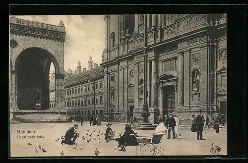 AK München, Taubenfütterung vor der Theatinerkirche