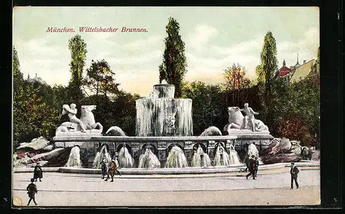 AK München, Passanten vor dem Wittelsbacher Brunnen