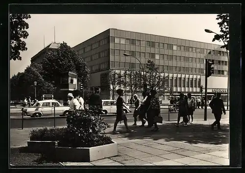 AK Berlin, Unter den Linden Ecke Friedrichstrasse mit Passanten