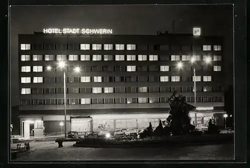 AK Schwerin, Hotel Stadt Schwerin bei Nacht