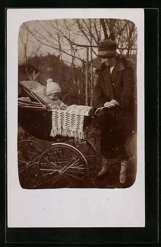 AK Mutter mit Kind im Kinderwagen