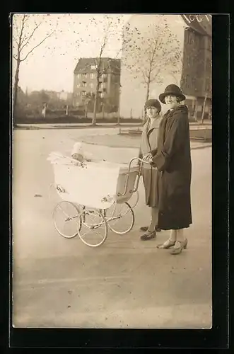 AK Zwei Frauen mit Kleinkind im Kinderwagen