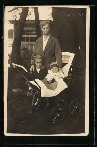 AK Mutter mit zwei Kindern, eins im Kinderwagen