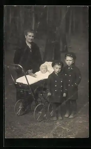 AK Mutter mit Kind im Kinderwagen, daneben zwei Jungen im Matrosenanzug