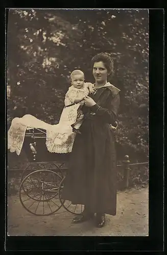 AK Mutter mit Kleinkind auf dem Arm, daneben der Kinderwagen