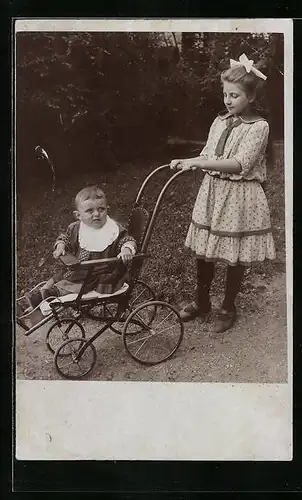 AK Mädchen fährt ihren Bruder im Kinderwagen