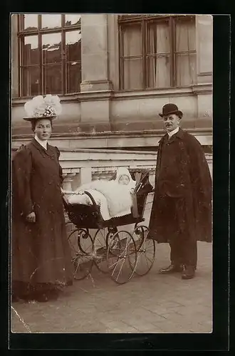 AK Eltern mit Baby im Kinderwagen