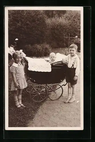 AK Geschwister stehen neben dem Kleinkind im Kinderwagen