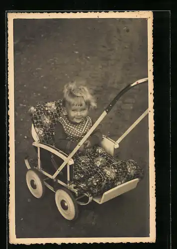 AK Kleines Mädchen im Kinderwagen