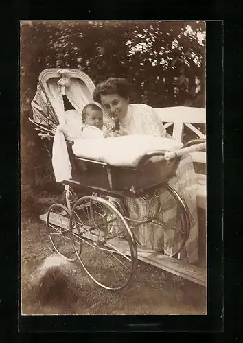 AK Mutter mit ihrem Kleinkind im Kinderwagen