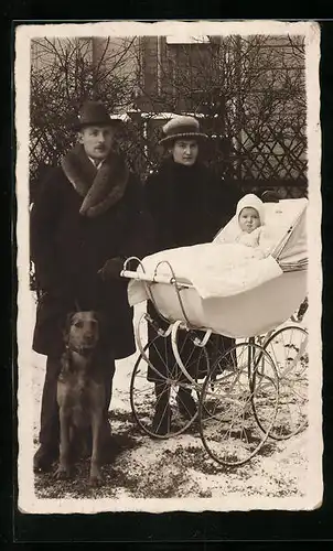 AK Eltern mit Kind im Kinderwagen, daneben ihr Hund