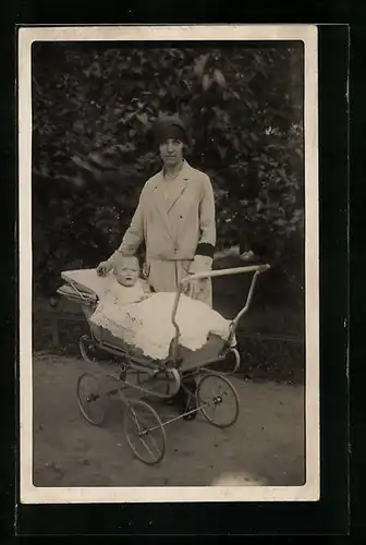 AK Mutter mit Kind im Kinderwagen