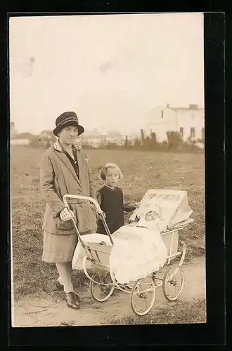 AK Mutter mit Tochter nebst Kleinkind im Kinderwagen