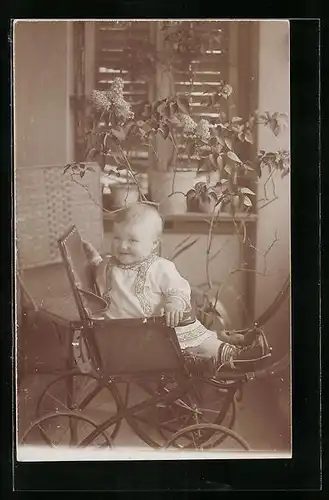 AK Kleinkind im Kinderwagen sitzend