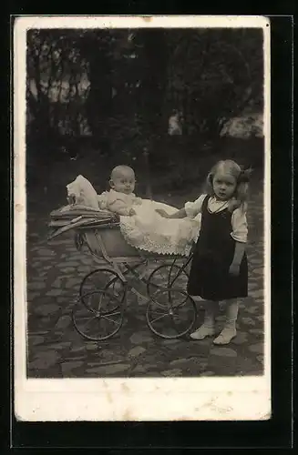AK Kleines Mädchen neben dem Kinderwagen mit Baby