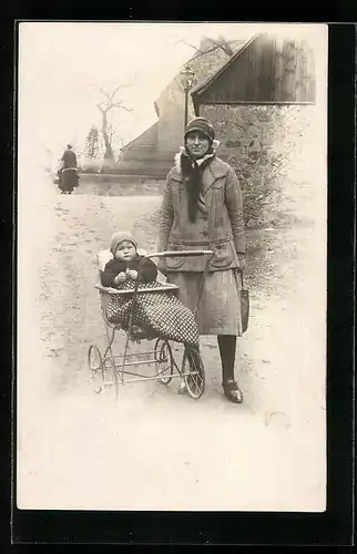 AK Mutter mit Kleinkind im Kinderwagen