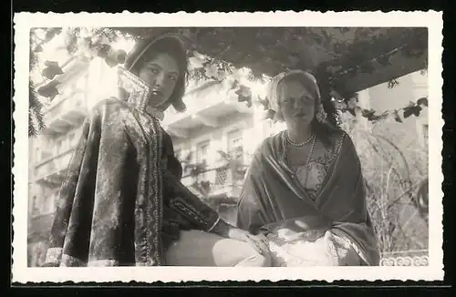 AK Meran, Zwei Mädchen im Kostüm als Dornröschen und Märchenprinz