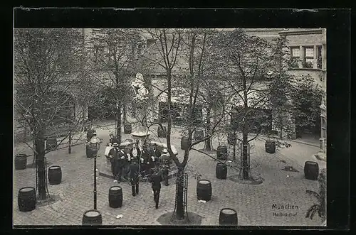 AK München, Münchner Hofbräuhaus, Hof mit Denkmal und Gästen