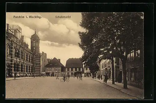 AK Parchim i. Mecklbg., Schuhmarkt mit Geschäften und Radfahrern