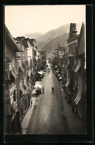 AK Vipiteno, Blick auf eine enge Strasse mit Geschäften