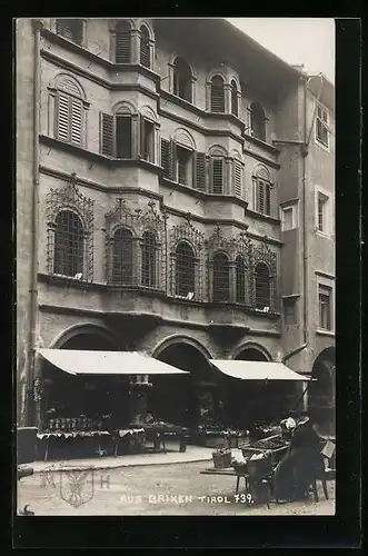 AK Brixen, Altes Haus mit vergitterten Fenstern und Geschäft